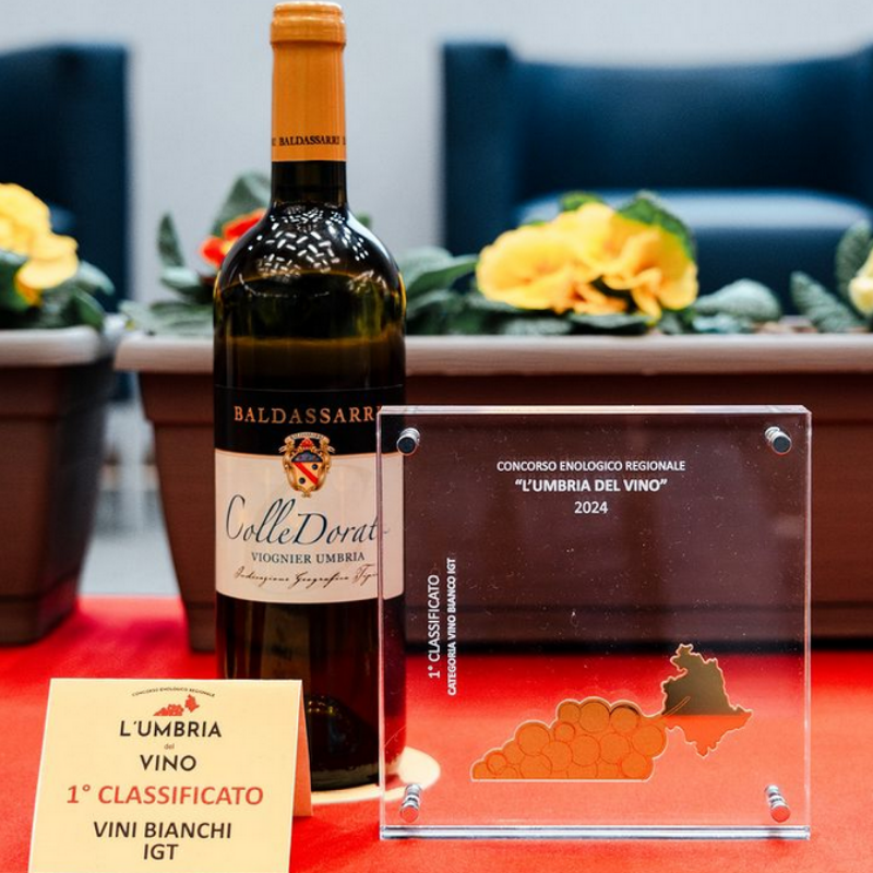 Una bottiglia da 75cl di Baldassarri Colle Dorato Viognier IGT Umbria, un vino bianco, con un premio dall'Umbria, disponibile presso Vinum Divinum.