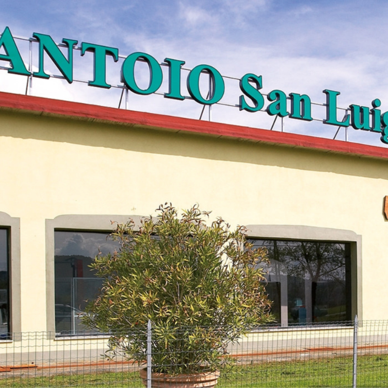 Il frantoio di Frantoio San Luigi per la produzione di olio extravergine di oliva in Toscana, disponibile presso Vinum Divinum.