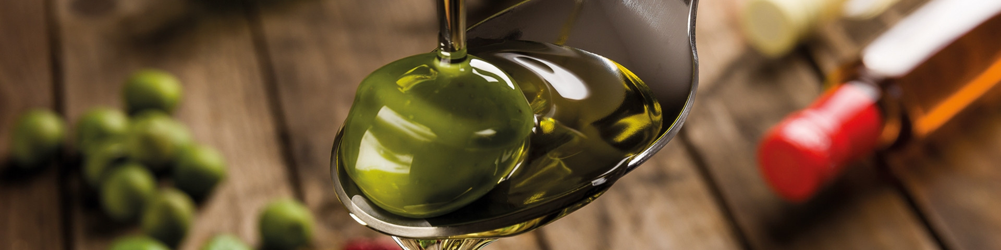 Olive in salamoia del Frantoio San Luigi, servite su un cucchiaio.