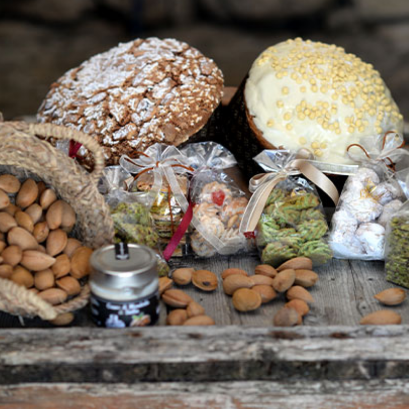 Uno sguardo alla pasticceria Li Casotti in Sicilia con creme in vasetto, panettone di farro per Natale e Colomba di Pasqua per Pasqua, disponibile presso Vinum Divinum.