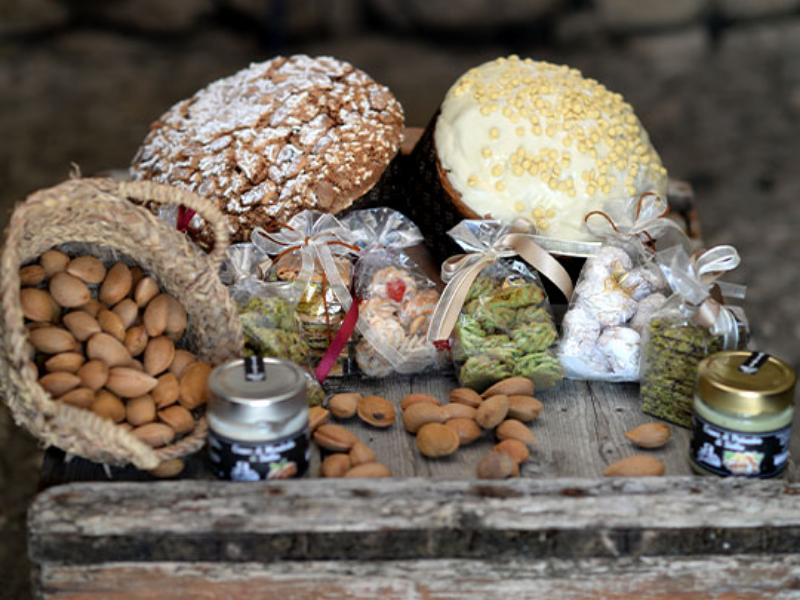 Uno sguardo alla pasticceria siciliana Li Casotti con crema in vasetto, panettone di farro per Natale e Colomba di Pasqua, disponibile presso Vinum Divinum.