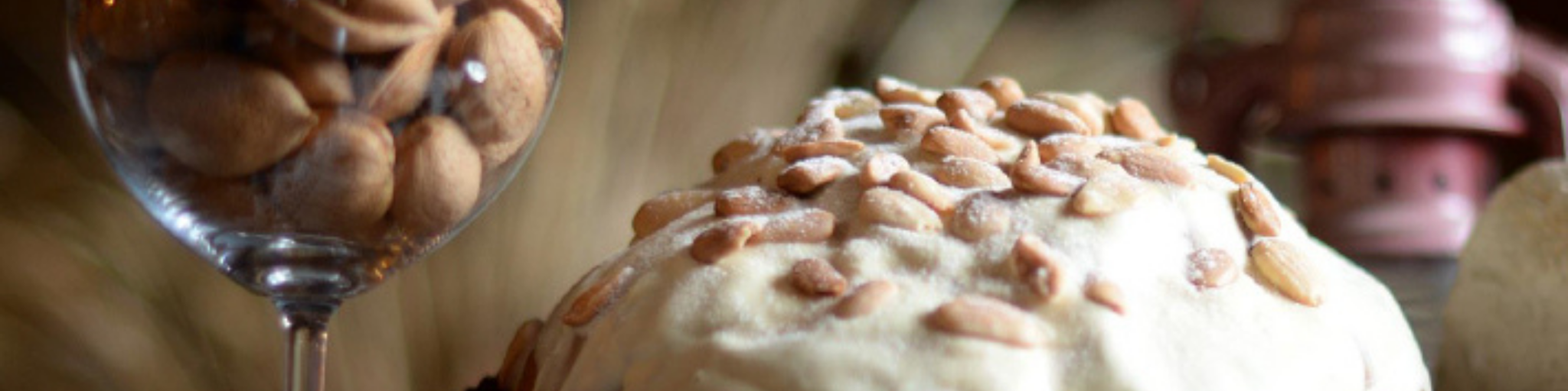 Un panettone Licasotti con glassa alle mandorle, disponibile presso Vinum Divinum.